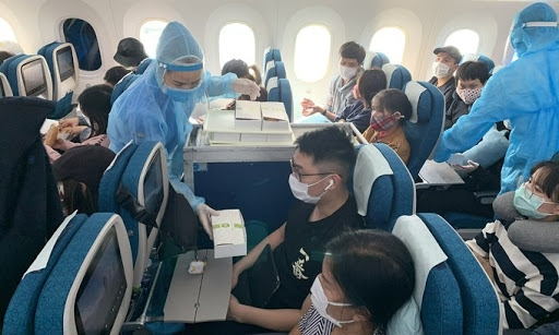 Vietnamese citizens onboard a flight (photo: vgp) 